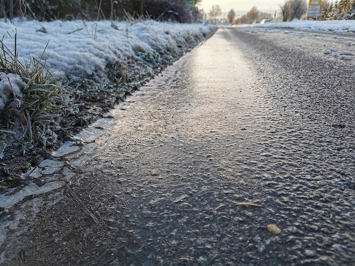 Gelo e neve à vista? Não escorregue no desafio de conduzir nestas condições