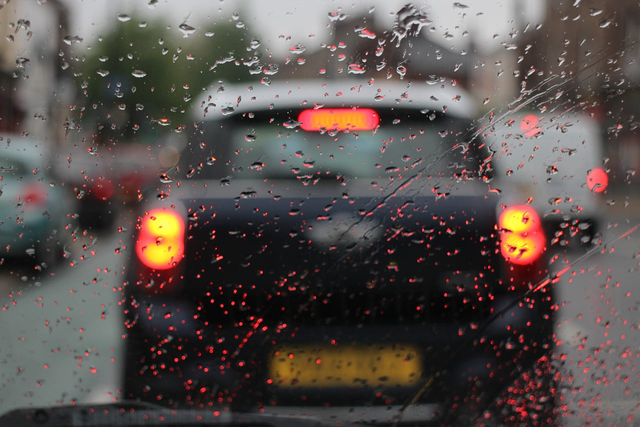 Consejos para mantener la seguridad al volante en condiciones climáticas adversas