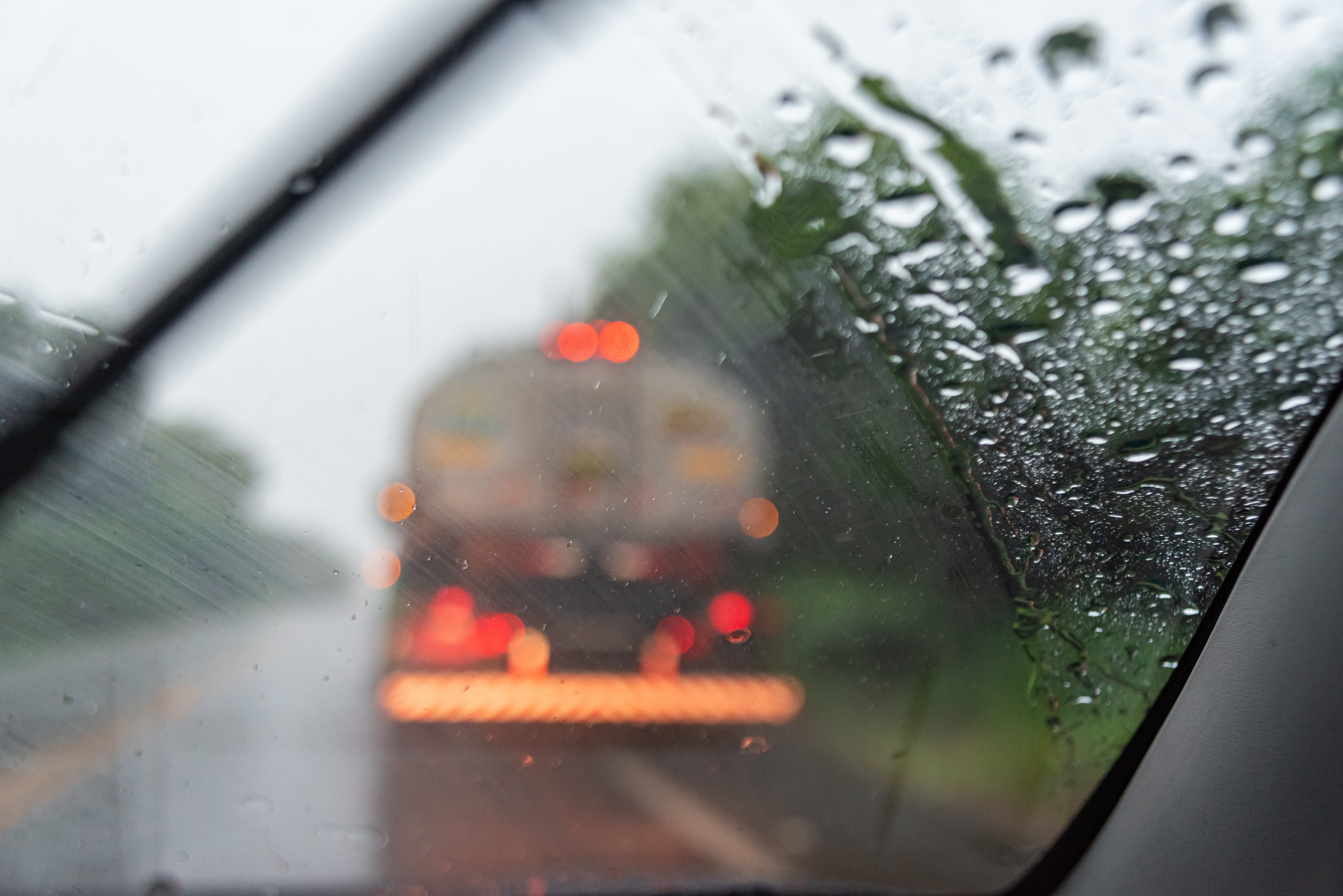 Como conduzir em segurança perante condições meteorológicas adversas