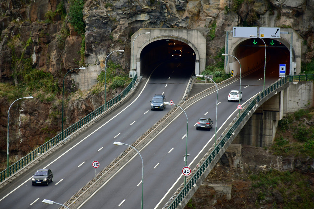Distancia de seguridad entre coches en autopista y túneles