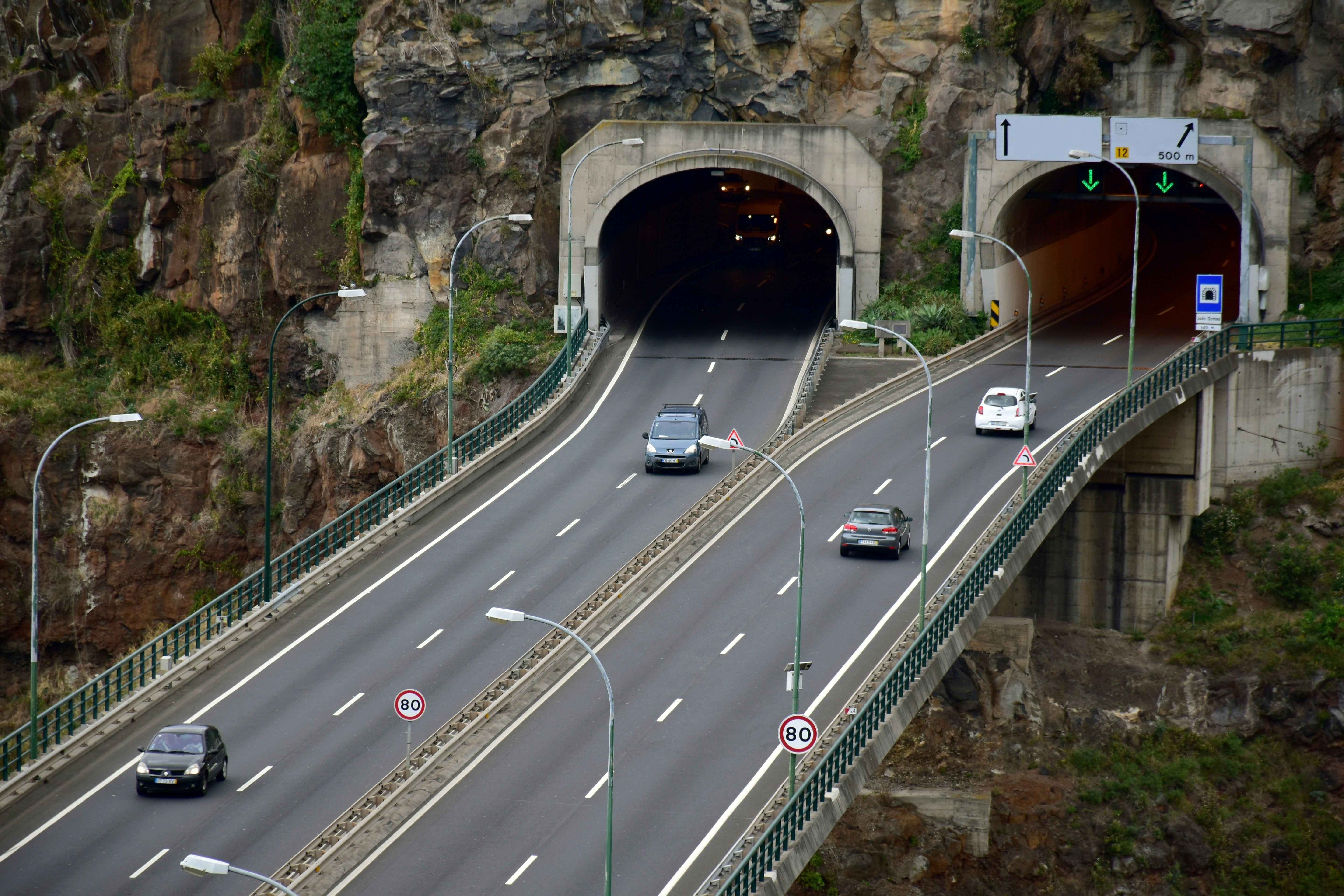 Distancia de seguridad entre coches en autopista y túneles